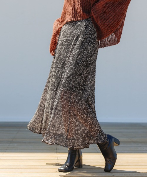 Chico(チコ)の「小花柄プリーツフレアスカート/シアーフレアスカート(スカート・レディース・ライトベージュ/ブラック/ブラウン・FREE)」の2枚目の写真