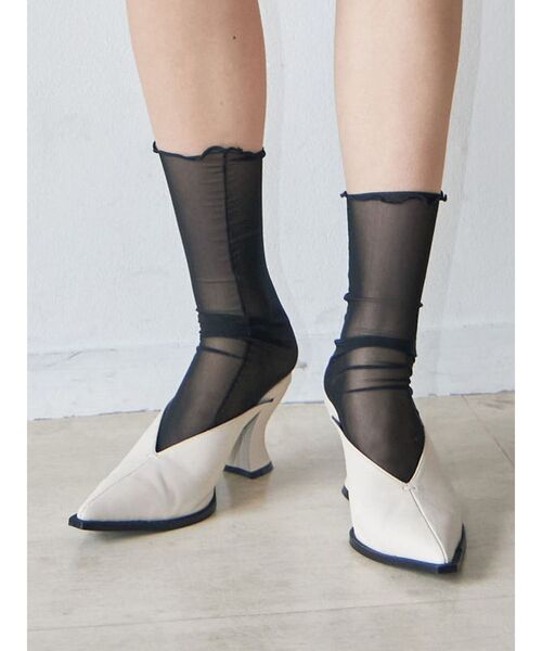 EMODA（エモダ）の「Vカットポインテッドヒール（サンダル・レディース・ホワイト/ブラック・SMALL/MEDIUM/LARGE）」の2枚目の写真