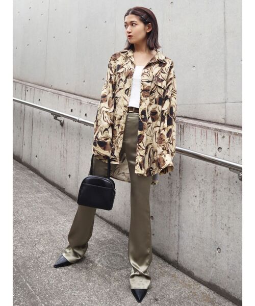 EMODA（エモダ）の「Vカットポインテッドヒール（サンダル・レディース・ホワイト/ブラック・SMALL/MEDIUM/LARGE）」の3枚目の写真