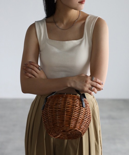 Fizz（フィズ）の「【Fizz/フィズ】　カップ付き　スクエアネック　ワイドリブタンクトップ（タンクトップ・レディース・ブラック/ブラウン/アイボリー/グレイッシュベージュ/カーキ・M）」の8枚目の写真