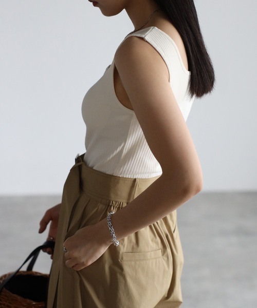 Fizz（フィズ）の「【Fizz/フィズ】　カップ付き　スクエアネック　ワイドリブタンクトップ（タンクトップ・レディース・ブラック/ブラウン/アイボリー/グレイッシュベージュ/カーキ・M）」の10枚目の写真