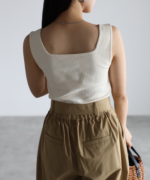Fizz（フィズ）の「【Fizz/フィズ】　カップ付き　スクエアネック　ワイドリブタンクトップ（タンクトップ・レディース・ブラック/ブラウン/アイボリー/グレイッシュベージュ/カーキ・M）」の11枚目の写真