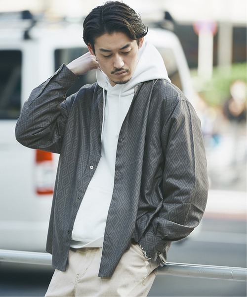 JOURNAL STANDARD(ジャーナルスタンダード)の「【GREIGE PATTERN /グレージュパターン】バンドカラーシャツ(シャツ/ブラウス・メンズ・ナチュラル/ベージュ/ブラックミックス/ベージュ系その他/ブラック系その他/ブラック×ブラック・MEDIUM/LARGE/SMALL)」の3枚目の写真