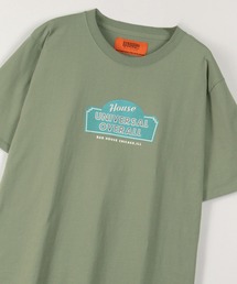 UNIVERSAL OVERALL（ユニバーサルオーバーオール）の「【UNIVERSAL OVERALL/ユニバーサルオーバーオール】 ブランドロゴ グラフィックTシャツ/SALOON GRAPHIC（Tシャツ/カットソー・メンズ）」