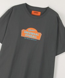 【UNIVERSAL OVERALL/ユニバーサルオーバーオール】 ブランドロゴ グラフィックTシャツ/SALOON GRAPHIC
