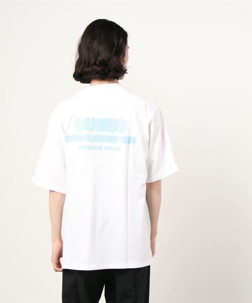 Guess（ゲス）の「Small Triangle Logo Tee（Tシャツ/カットソー・メンズ・ホワイト/ブラック/イエロー/ブルー・MEDIUM/LARGE/X-LARGE）」の6枚目の写真