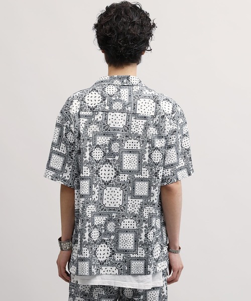 Lulu ＆ Arnie（るるあんどあーにー）の「【セットアップで着用可能】ポリエステル 総柄 オープンカラー 半袖 シャツ（シャツ/ブラウス・メンズ・ブラック系その他/ホワイト系その他・MEDIUM/LARGE/X-LARGE）」の4枚目の写真
