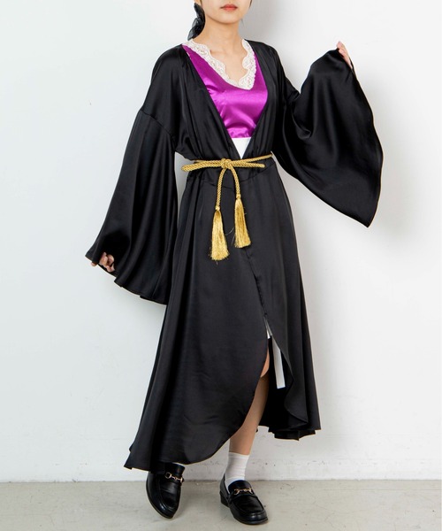Romansual（ロマンシュアル）の「Romansual/タッセルベルトサテンフレアスリーブガウン（ノーカラーコート・レディース・ブラック/パープル・FREE）」の2枚目の写真