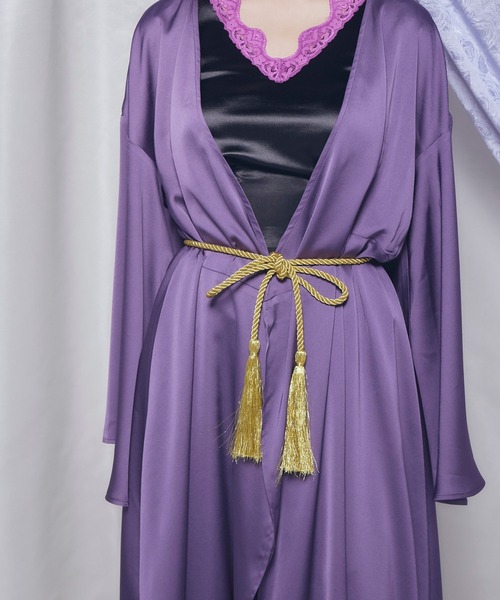Romansual（ロマンシュアル）の「Romansual/タッセルベルトサテンフレアスリーブガウン（ノーカラーコート・レディース・ブラック/パープル・FREE）」の3枚目の写真