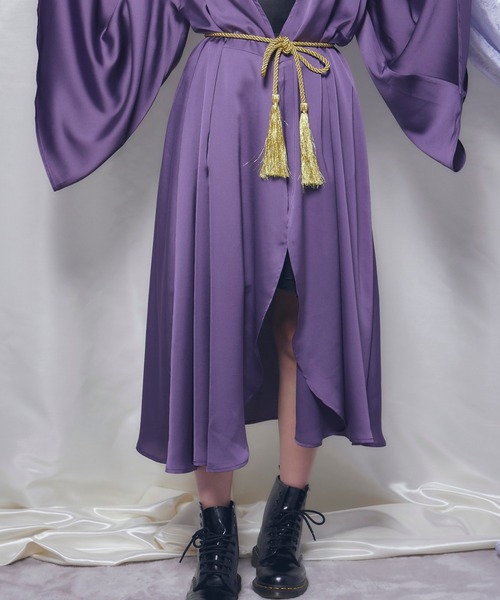 Romansual（ロマンシュアル）の「Romansual/タッセルベルトサテンフレアスリーブガウン（ノーカラーコート・レディース・ブラック/パープル・FREE）」の4枚目の写真