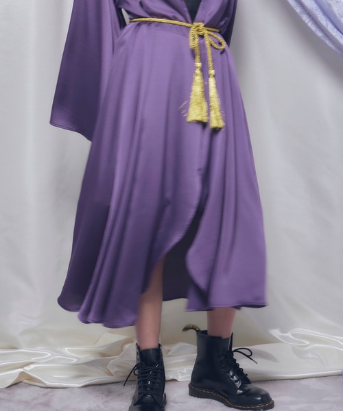 Romansual（ロマンシュアル）の「Romansual/タッセルベルトサテンフレアスリーブガウン（ノーカラーコート・レディース・ブラック/パープル・FREE）」の5枚目の写真