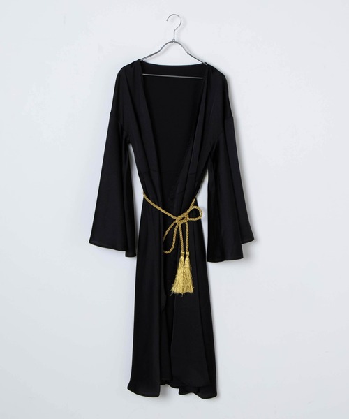 Romansual（ロマンシュアル）の「Romansual/タッセルベルトサテンフレアスリーブガウン（ノーカラーコート・レディース・ブラック/パープル・FREE）」の9枚目の写真