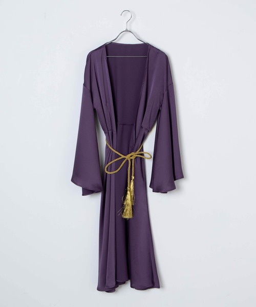 Romansual（ロマンシュアル）の「Romansual/タッセルベルトサテンフレアスリーブガウン（ノーカラーコート・レディース・ブラック/パープル・FREE）」の10枚目の写真