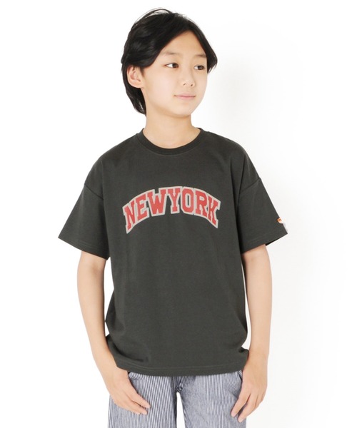 GLAZOS（グラソス）の「天竺・接触冷感ドロップショルダー袖刺繍入りシティロゴ半袖Tシャツ（Tシャツ/カットソー・キッズ・チャコールグレー/ライトブルー/ベージュ・130cm/140cm/150cm/160cm/170cm）」の2枚目の写真