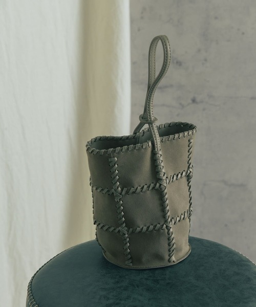URBAN RESEARCH ROSSO(アーバンリサーチロッソ)の「JAMIRAY CORD PATCH BUCKET BAG(ハンドバッグ・レディース・カーキ/アイボリー・-)」の2枚目の写真