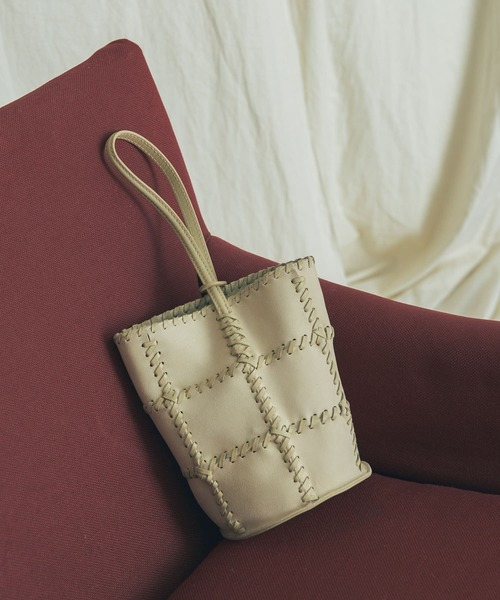 URBAN RESEARCH ROSSO(アーバンリサーチロッソ)の「JAMIRAY CORD PATCH BUCKET BAG(ハンドバッグ・レディース・カーキ/アイボリー・-)」の1枚目の写真