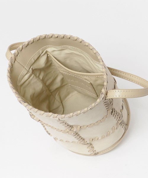 URBAN RESEARCH ROSSO(アーバンリサーチロッソ)の「JAMIRAY CORD PATCH BUCKET BAG(ハンドバッグ・レディース・カーキ/アイボリー・-)」の4枚目の写真