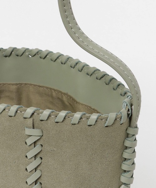 URBAN RESEARCH ROSSO(アーバンリサーチロッソ)の「JAMIRAY CORD PATCH BUCKET BAG(ハンドバッグ・レディース・カーキ/アイボリー・-)」の5枚目の写真