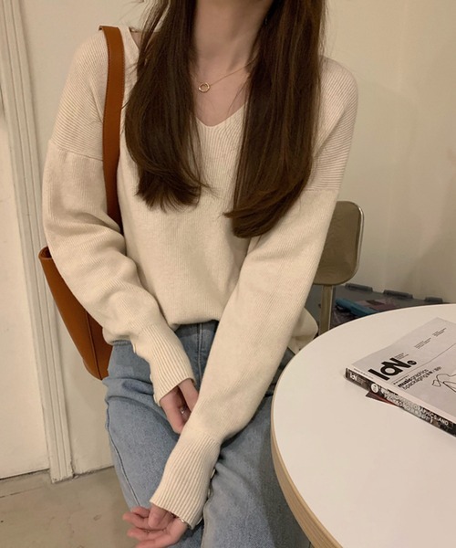 Jewelobe(ジュエローブ)の「スリーブボタンキーネックニット(ニット/セーター・レディース・ベージュ/アイボリー/ブラウン/ブラック・FREE)」の2枚目の写真