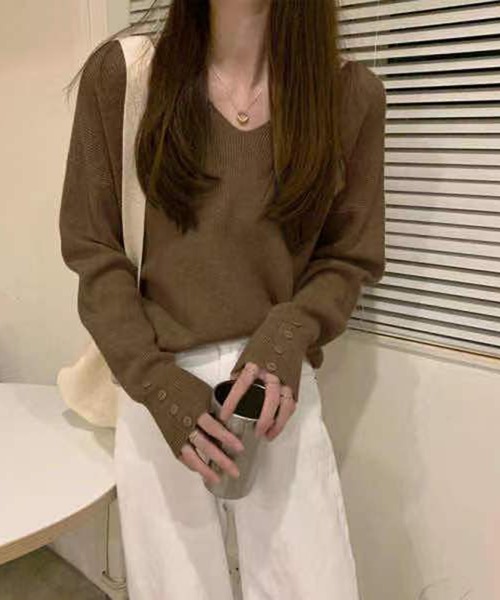 Jewelobe(ジュエローブ)の「スリーブボタンキーネックニット(ニット/セーター・レディース・ベージュ/アイボリー/ブラウン/ブラック・FREE)」の11枚目の写真