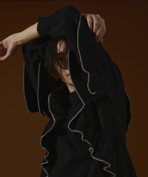 natural couture(ナチュラルクチュール)の「【WEB限定】ラッフルフリルニットチュニックワンピース(ワンピース・レディース・カーキ/ブラック/グレー/オフホワイト・FREE)」の1枚目の写真