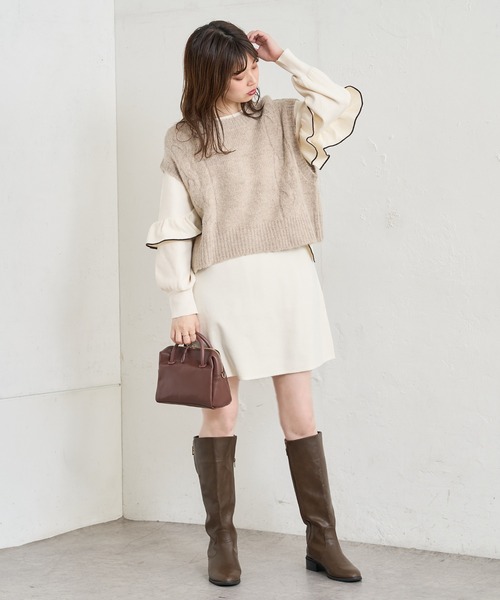 natural couture(ナチュラルクチュール)の「【WEB限定】ラッフルフリルニットチュニックワンピース(ワンピース・レディース・カーキ/ブラック/グレー/オフホワイト・FREE)」の8枚目の写真