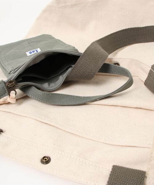 Lee（リー）の「【Lee】ポーチ付きトート【A4対応】（トートバッグ・レディース・ベージュ/カーキブラウン・ONE SIZE）」の5枚目の写真