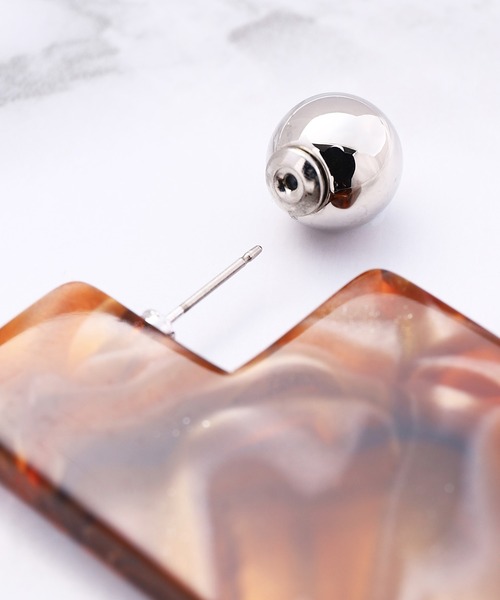 TOGA PULLA(トーガ プルラ)の「TOGA PULLA Marble pierced earrings TP21-AK263(ピアス(両耳用)・レディース・ブラウン・ONE SIZE)」の2枚目の写真