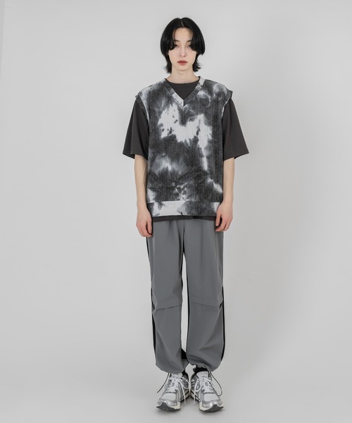 FOLLOWIN（フォロウィン）の「【UNISEX】タイダイサマーニットベスト（ベスト・レディース・ブラック/レッド・FREE）」の4枚目の写真