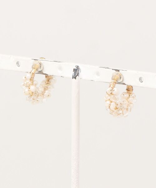 tone（トーン）の「【malle la brocante/マルラブロカント】淡水ケシパールとアンティークビーズのツイストフープイヤリング（イヤリング・レディース・ホワイト・FREE）」の7枚目の写真