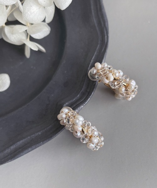 tone（トーン）の「【malle la brocante/マルラブロカント】淡水ケシパールとアンティークビーズのツイストフープイヤリング（イヤリング・レディース・ホワイト・FREE）」の6枚目の写真