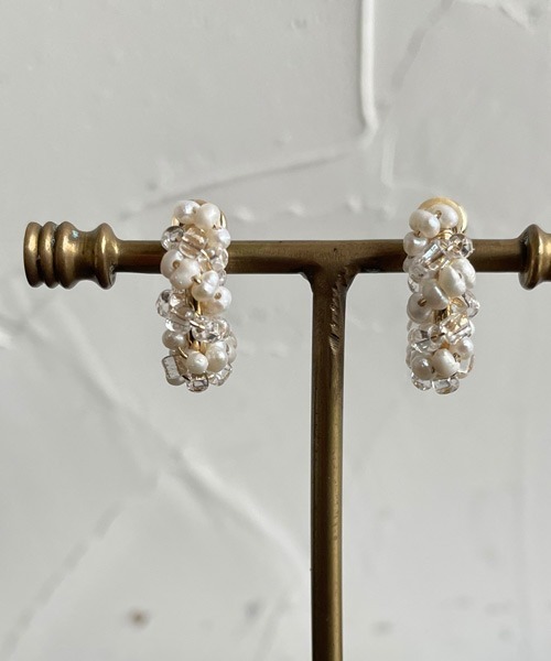 tone（トーン）の「【malle la brocante/マルラブロカント】淡水ケシパールとアンティークビーズのツイストフープイヤリング（イヤリング・レディース・ホワイト・FREE）」の5枚目の写真