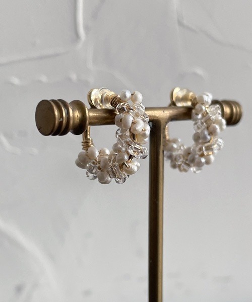 tone（トーン）の「【malle la brocante/マルラブロカント】淡水ケシパールとアンティークビーズのツイストフープイヤリング（イヤリング・レディース・ホワイト・FREE）」の3枚目の写真