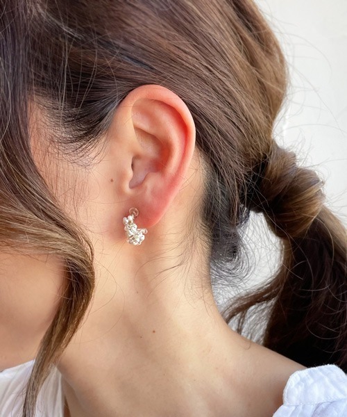 tone（トーン）の「【malle la brocante/マルラブロカント】淡水ケシパールとアンティークビーズのツイストフープイヤリング（イヤリング・レディース・ホワイト・FREE）」の4枚目の写真