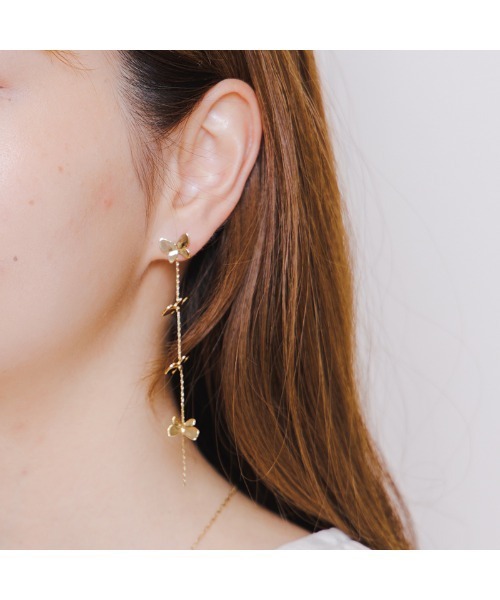 flower（フラワー）の「フローイングパピヨンイヤリング（イヤリング・レディース・ゴールド・FREE）」の2枚目の写真