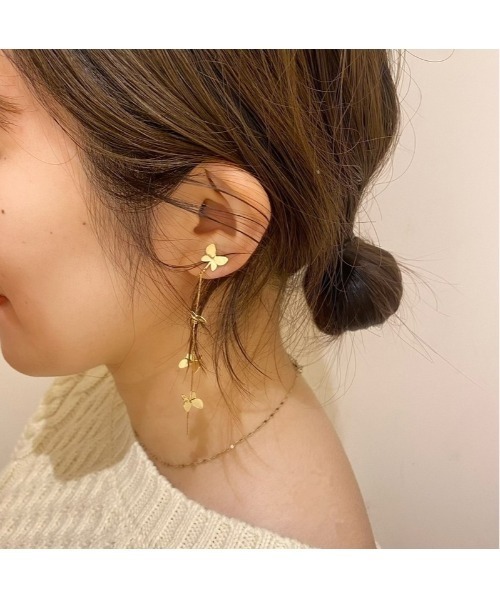 flower（フラワー）の「フローイングパピヨンイヤリング（イヤリング・レディース・ゴールド・FREE）」の4枚目の写真