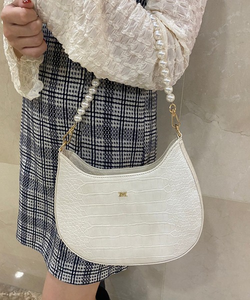 one after another NICE CLAUP（ワンアフターアナザーナイスクラップ）の「【新色追加】パールチェーン付きショルダーバッグ（ショルダーバッグ・レディース・ブラック/グレー/アイボリー/ホワイト系その他/ピンク/ブラック系その他・FREE）」の2枚目の写真