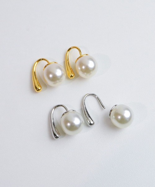 blackdia ocean（ブラックダイヤオーシャン）の「blackdia ocean カーブパールピアス（ピアス（両耳用）・レディース・シルバー/ゴールド・FREE）」の2枚目の写真