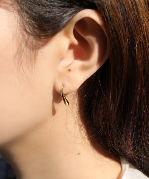 blackdia ocean（ブラックダイヤオーシャン）の「blackdia ocean カーブパールピアス（ピアス（両耳用）・レディース・シルバー/ゴールド・FREE）」の5枚目の写真