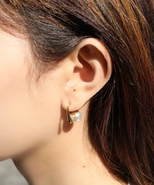 blackdia ocean（ブラックダイヤオーシャン）の「blackdia ocean カーブパールピアス（ピアス（両耳用）・レディース・シルバー/ゴールド・FREE）」の3枚目の写真