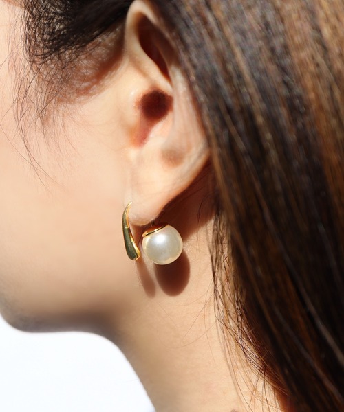 blackdia ocean（ブラックダイヤオーシャン）の「blackdia ocean カーブパールピアス（ピアス（両耳用）・レディース・シルバー/ゴールド・FREE）」の4枚目の写真