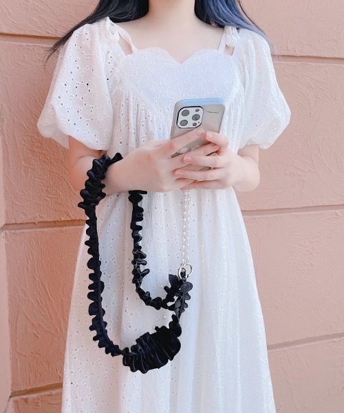 lilLilly（リルリリー）の「サテンフリルスマホショルダーストラップ