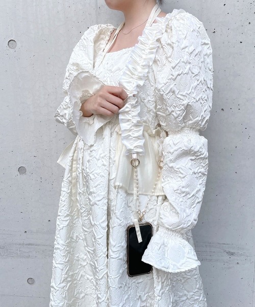 lilLilly（リルリリー）の「サテンフリルスマホショルダーストラップ