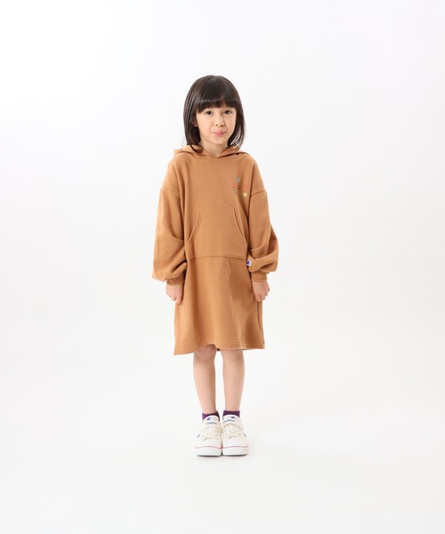 Champion(チャンピオン)の「【Champion/チャンピオン】キッズ フーデッドスウェットワンピース(ワンピース・キッズ・キャメル/オートミール/チャコール・140/110/120/130/100)」の4枚目の写真