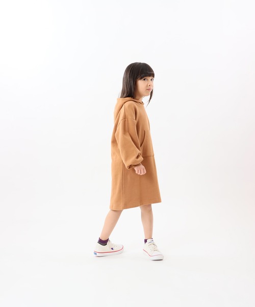 Champion(チャンピオン)の「【Champion/チャンピオン】キッズ フーデッドスウェットワンピース(ワンピース・キッズ・キャメル/オートミール/チャコール・140/110/120/130/100)」の7枚目の写真
