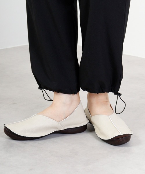 Re:getA(リゲッタ)の「Vカットデザインバブーシュ(バレエシューズ・レディース・ブラック/アイボリー/ダークブラウン・M/S)」の5枚目の写真