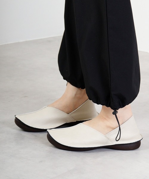 Re:getA(リゲッタ)の「Vカットデザインバブーシュ(バレエシューズ・レディース・ブラック/アイボリー/ダークブラウン・M/S)」の8枚目の写真