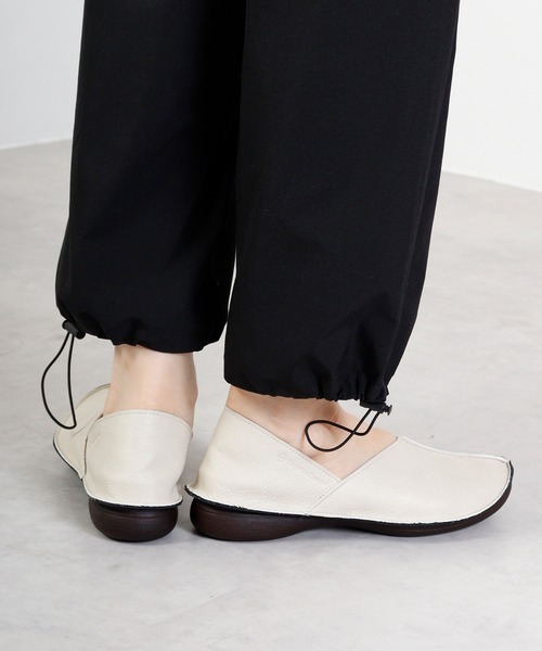 Re:getA(リゲッタ)の「Vカットデザインバブーシュ(バレエシューズ・レディース・ブラック/アイボリー/ダークブラウン・M/S)」の9枚目の写真