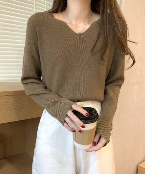 N.s（エヌドットエス）の「袖ボタンデザインキーネックニットプルオーバー（ニット/セーター・レディース・モカ/ベージュ/アイボリー/ブラック・FREE）」の8枚目の写真