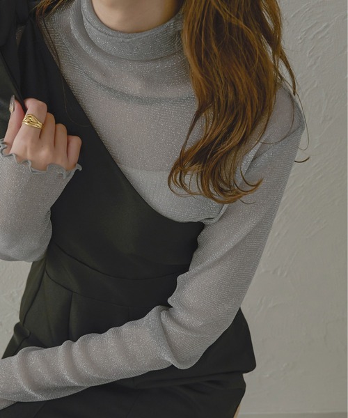 Ambre Neige(アンブルネージュ)の「【6色展開】ラメチュールハイネックトップス/【WEB/EC限定商品】(Tシャツ/カットソー・レディース・ブラック/ライトグレー/ダークブラウン/ライトグリーン/アイボリー/マスタード・FREE)」の4枚目の写真